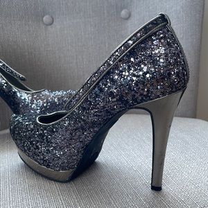 New gently used grey glitter pumps